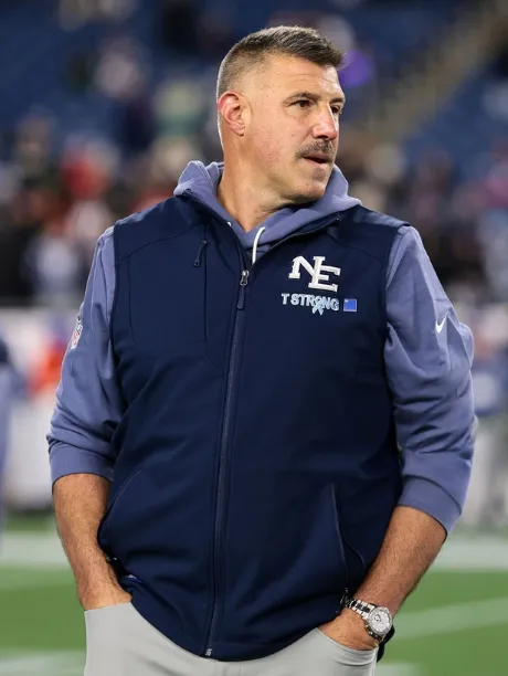 Breakdown of Mike Vrabel’s Navy Sideline Vest Look